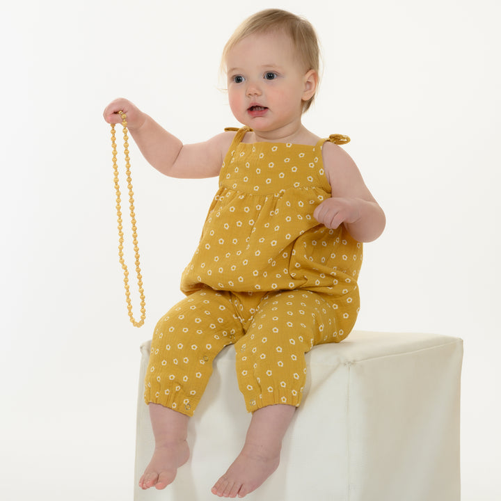 Schnittmuster Baby Mädchen Jumpsuit NELE – Kleinkind Sommer-Overall in gelb mit Blumenmuster, ideal für den Sommer.