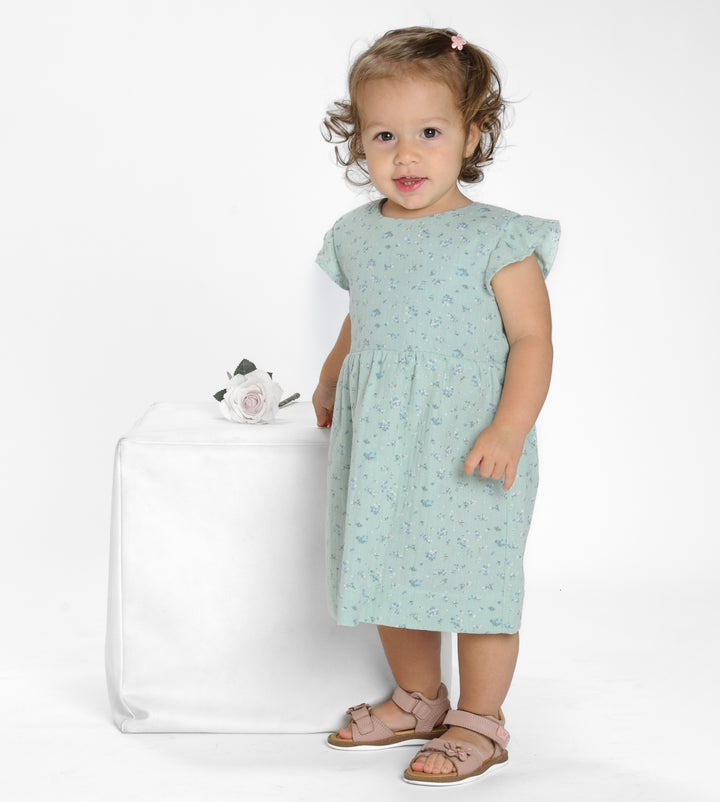 Schnittmuster Retro Kleid für Mädchen ELLA im floralen Design, perfekt für kleine Mädchen mit langen Ärmeln.