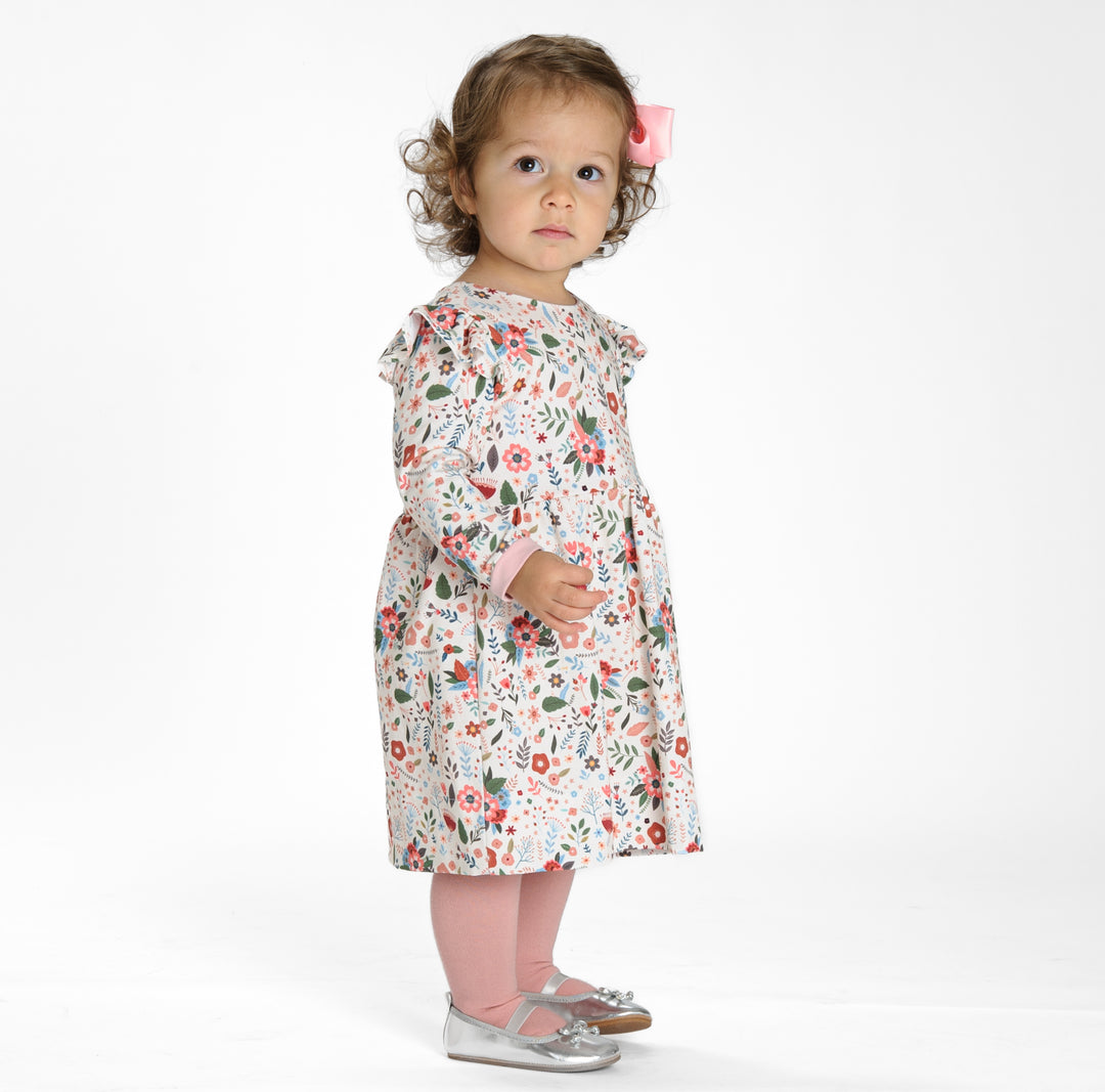 Schnittmuster Mädchenkleid ELLA – kleines Mädchen in Retro-Kleid mit Volants und floralen Mustern