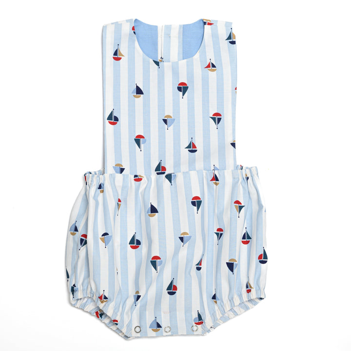 Schnittmuster Baby Latzhose Marco /Kurzoverall  PDF | Sommer-Strampler | Größe 50–92 | mit Segelmuster auf blauem Hintergrund.