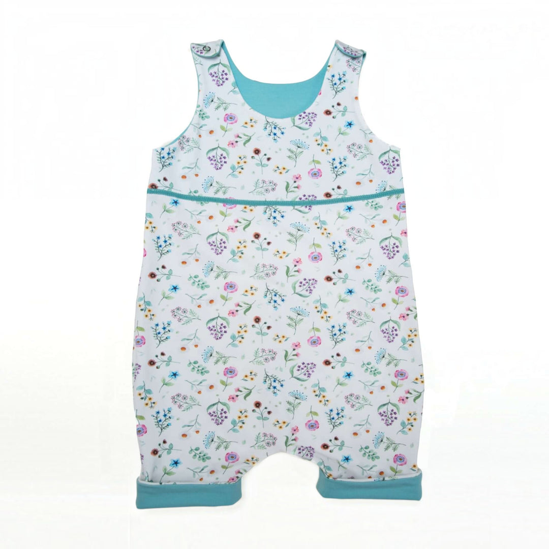 Baby Strampler PDF Schnittmuster DOLCE & Mütze MILA – Set 56/62–92/98, floral Design, locker sitzender Strampler für Babys.