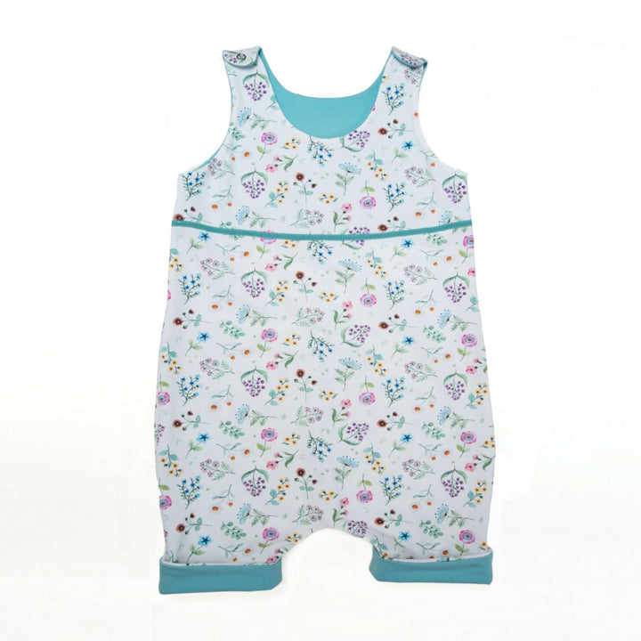 Baby Strampler PDF Schnittmuster DOLCE & Mütze MILA – Set 56/62–92/98, floral Design, locker sitzender Strampler für Babys.
