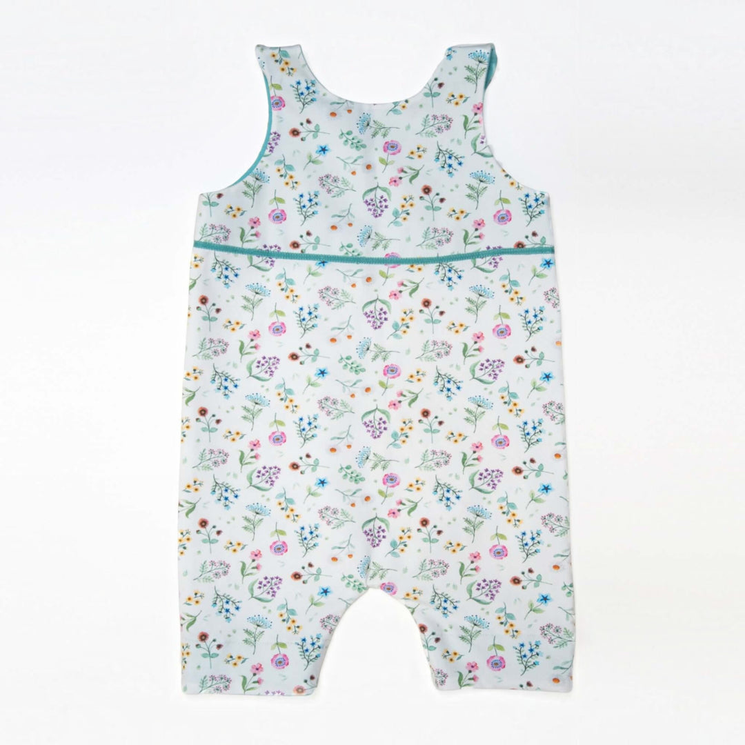 Baby Strampler PDF Schnittmuster DOLCE & Mütze MILA – Set 56/62–92/98 in floral design for babies.