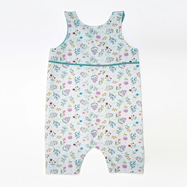 Baby Strampler PDF Schnittmuster DOLCE & Mütze MILA – Set 56/62–92/98 in floral design for babies.