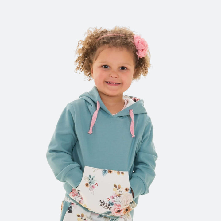 Kinder Hoodie PDF Schnittmuster FLY – 2-in-1 mit Kapuze & Kragen 80/86–140/146, Kind in modischem Hoodie mit Blumenmuster.