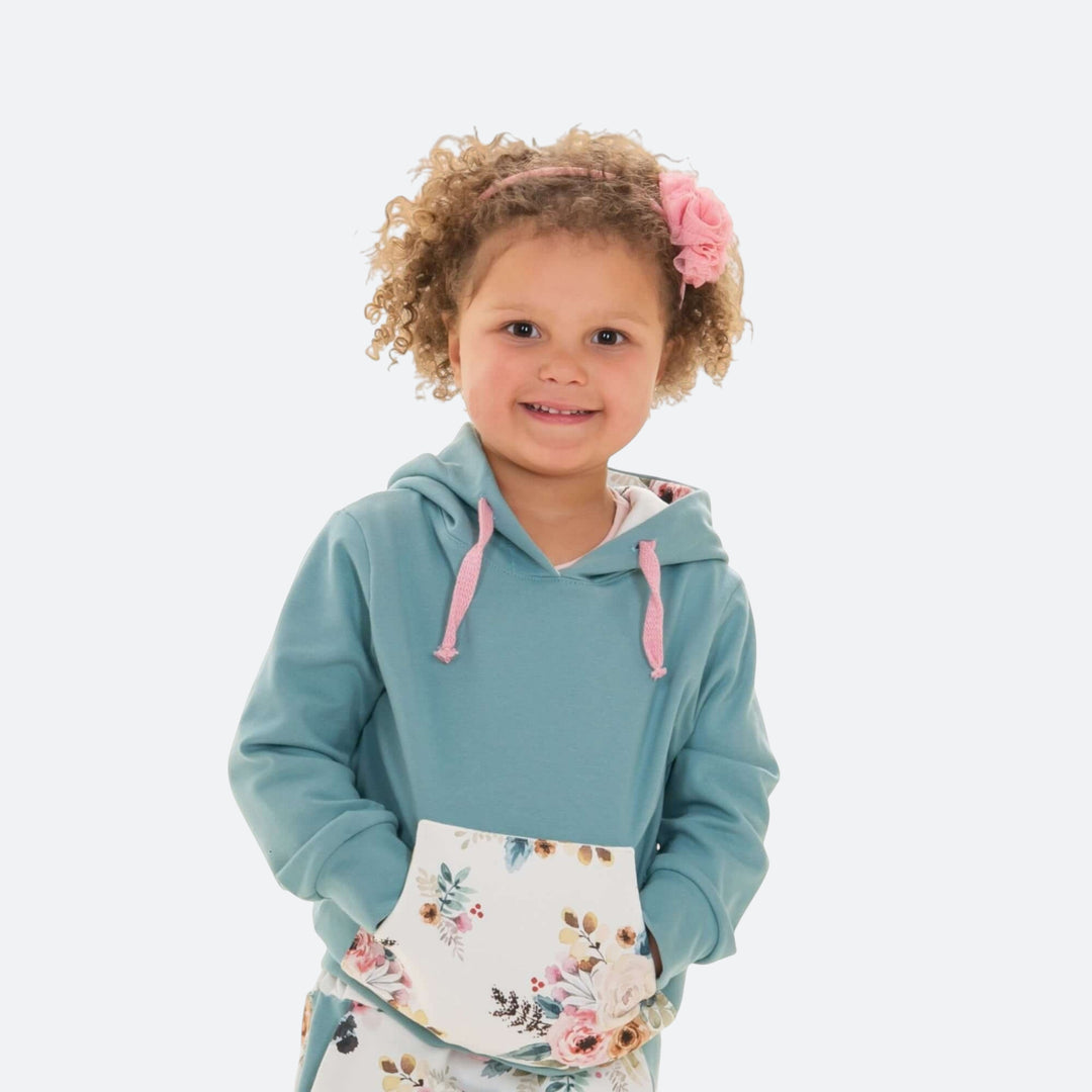 Kinder Hoodie PDF Schnittmuster FLY – 2-in-1 mit Kapuze & Kragen 80/86–140/146, Mädchen in Hoodie mit Blumenmuster.