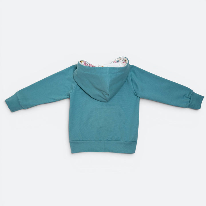 Rückansicht des Kinder Hoodie PDF Schnittmuster FLY – 2-in-1 mit Kapuze & Kragen 80/86–140/146 in Blau