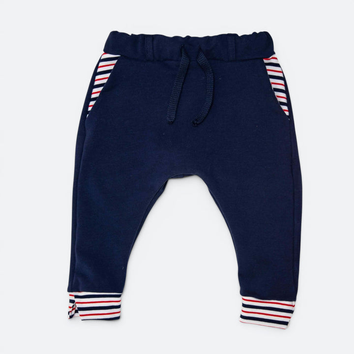 Hose ab 92/98 aus Hoodie Schnittmuster FLY DADO – Kinder Set 80/86–140/146, navy mit gestreiften Bündchen.