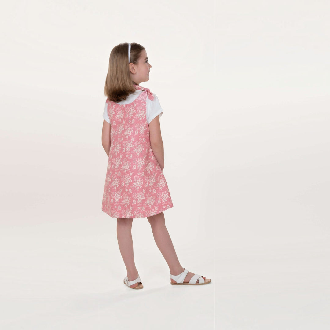 Mädchen trägt das Tunika Kleid pdf Schnittmuster JULE ANTONIA STEFFI – 3-in-1 74/80–146/152 in pinkem Blumendesign.