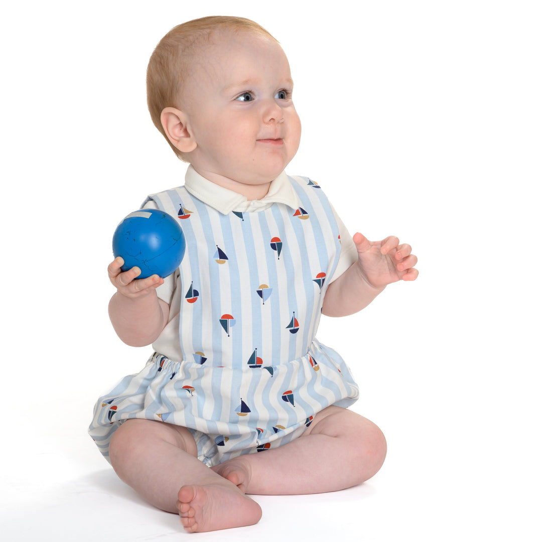 Schnittmuster Baby Latzhose Marco Kurzoverall  PDF | Sommer-Strampler | Größe 50–92 | Baby im gestreiften Kurzoverall mit Ball