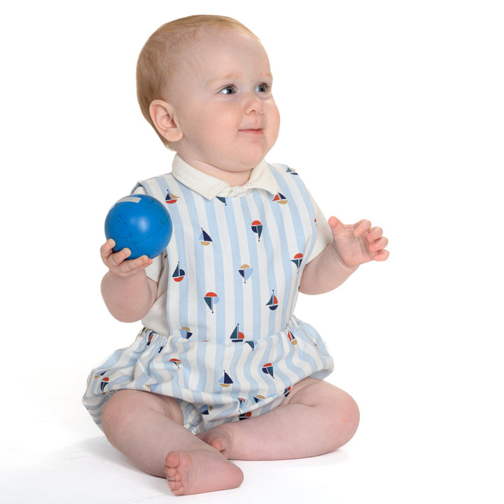 Schnittmuster Baby Latzhose Marco Kurzoverall  PDF | Sommer-Strampler | Größe 50–92 | Baby im gestreiften Kurzoverall mit Ball