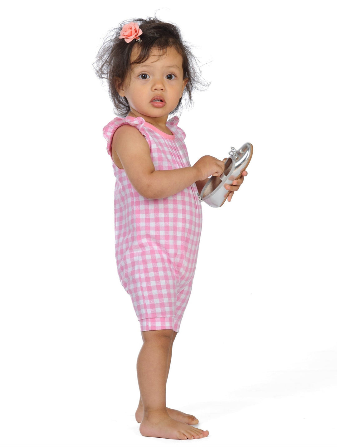 Schnittmuster Mädchenkleid MIA – Baby und Kleinkind Sommer-Jumpsuit in rosa mit Rüschenärmel.
