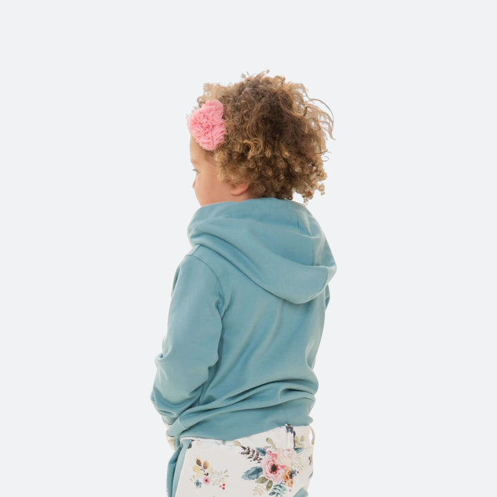 Kinder Hoodie PDF Schnittmuster FLY – 2-in-1 mit Kapuze & Kragen 80/86–140/146, Kind in blauem Hoodie von hinten.