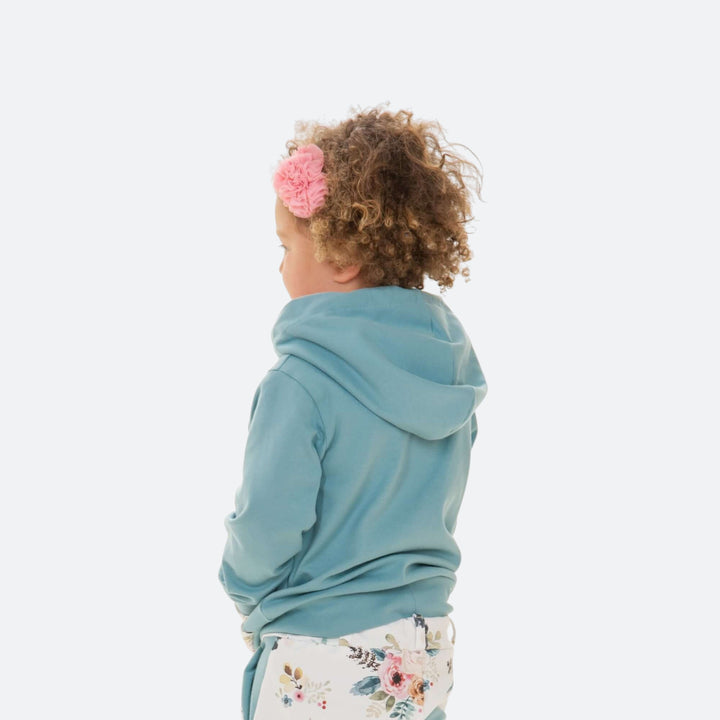 Kinder Hoodie PDF Schnittmuster FLY – 2-in-1 mit Kapuze & Kragen 80/86–140/146: Kind im Hoodie von hinten.