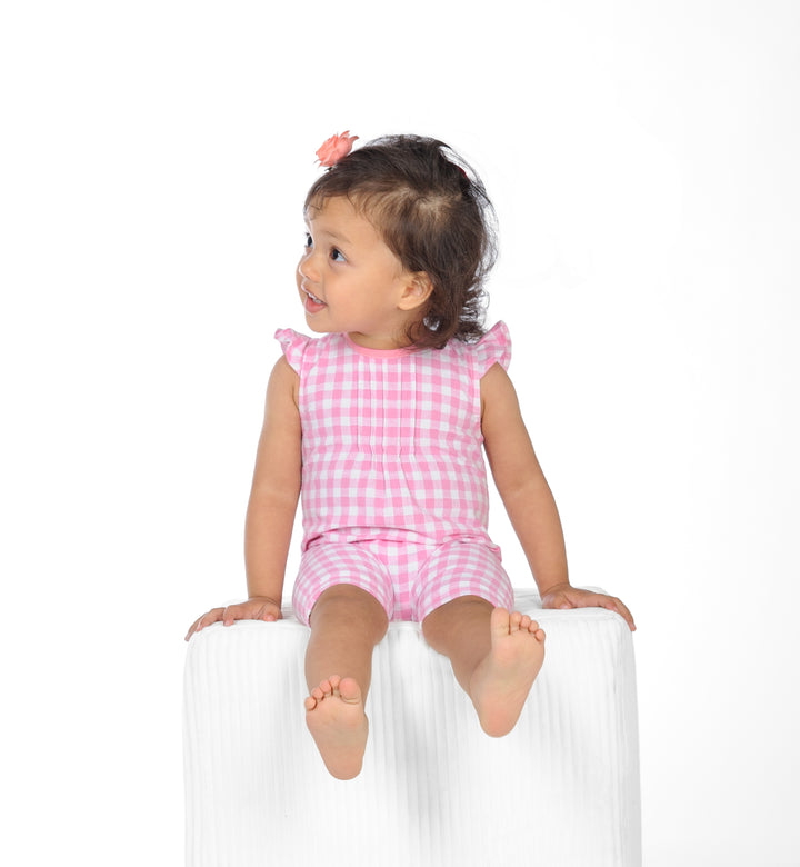 Schnittmuster Mädchenkleid MIA – Baby und Kleinkind Sommer-Jumpsuit in Rosa mit Volant-Ärmeln.