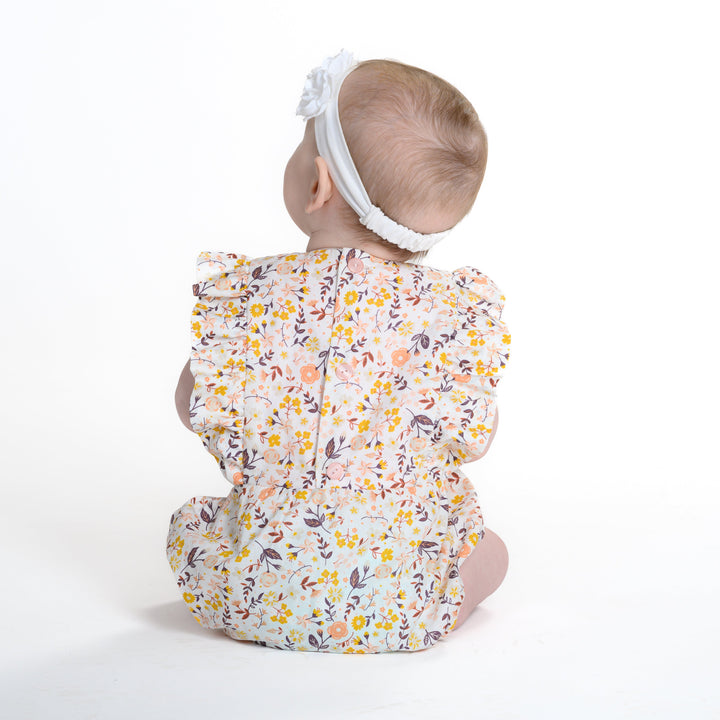 Chiara Schnittmuster Baby Mädchen Bloomer/Kurzoverall  PDF | Sommer-Strampler | Größe 50–92 | Luftig & einfach zu nähen | Rückansicht eines Babys im Overall.