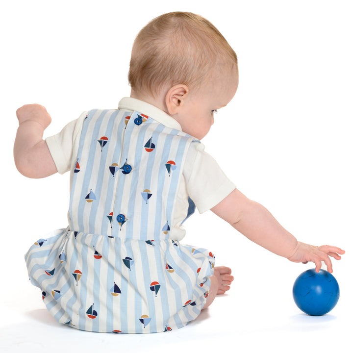 Schnittmuster Baby Latzhose Marco /Kurzoverall  PDF | Sommer-Strampler | Größe 50–92 | - Kind spielt mit blauer Kugel.