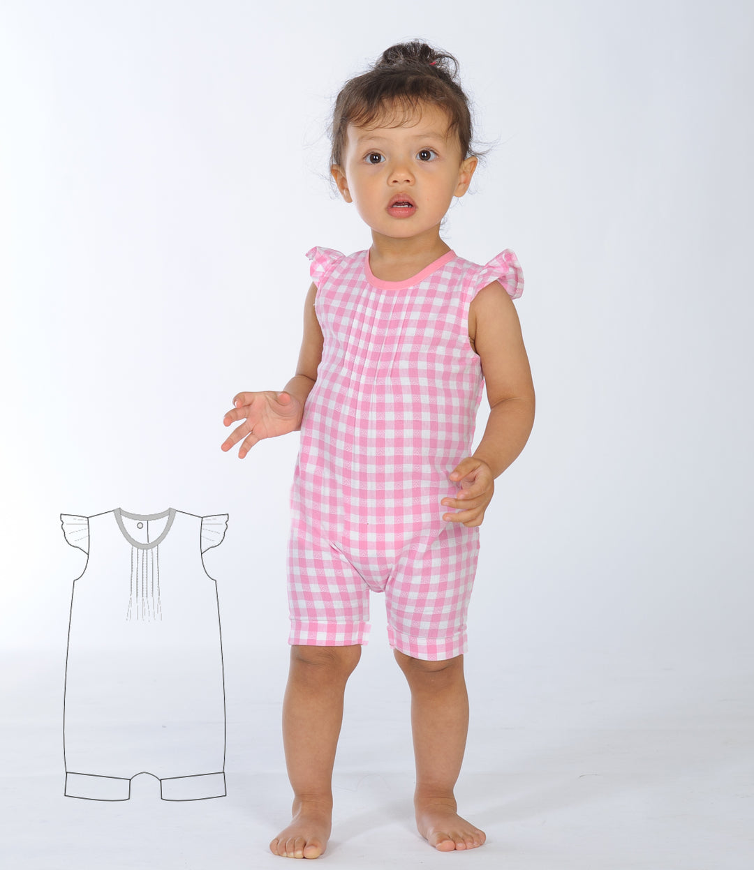 Schnittmuster Mädchenkleid MIA – Baby und Kleinkind in pinkem Karo-Sommer-Jumpsuit mit Rüschensäumen.