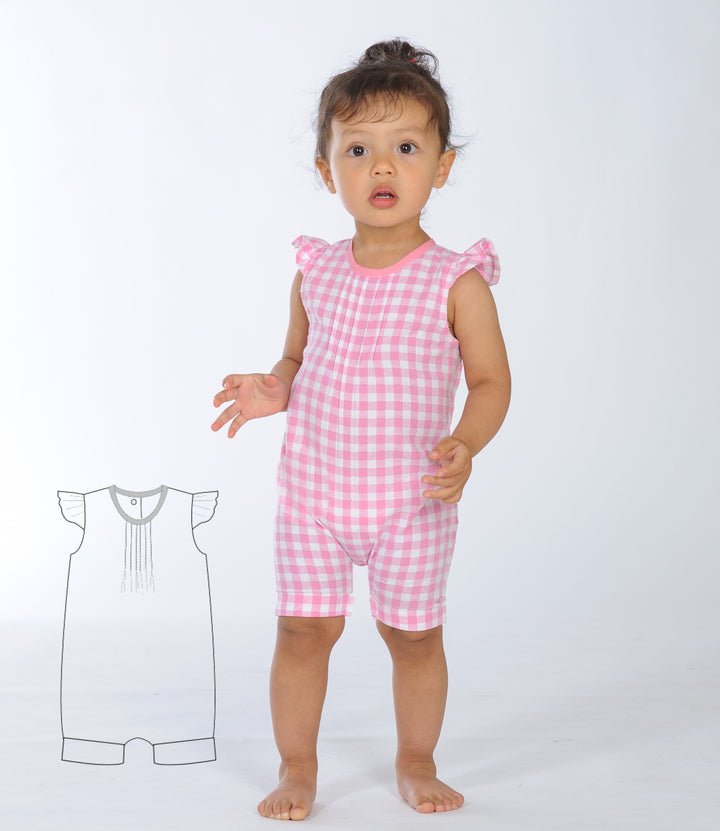 Schnittmuster Mädchenkleid MIA – Baby und Kleinkind in pinkem Karo-Sommer-Jumpsuit mit Rüschensäumen.