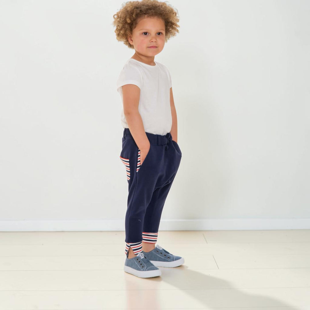 Hoodie Schnittmuster FLY DADO – Kinder Set 80/86–140/146, Hose ab 92/98 in navy mit gestreiften Taschen.