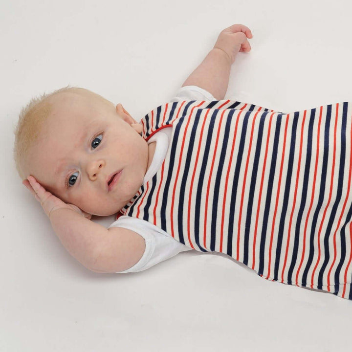 Baby Strampler PDF Schnittmuster LEO – Druckknopfleiste & Beinumschlag 56/62–92/98 Baby in gestreiftem Strampler