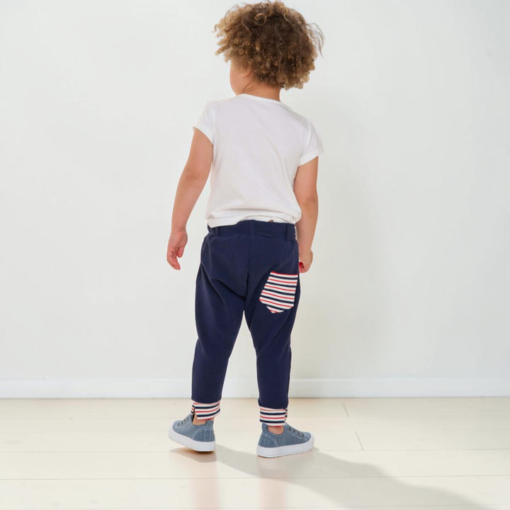 Hoodie Schnittmuster FLY DADO – Kinder Set 80/86–140/146, Hose ab 92/98, Kind mit lässiger Hose und gestreifter Tasche.