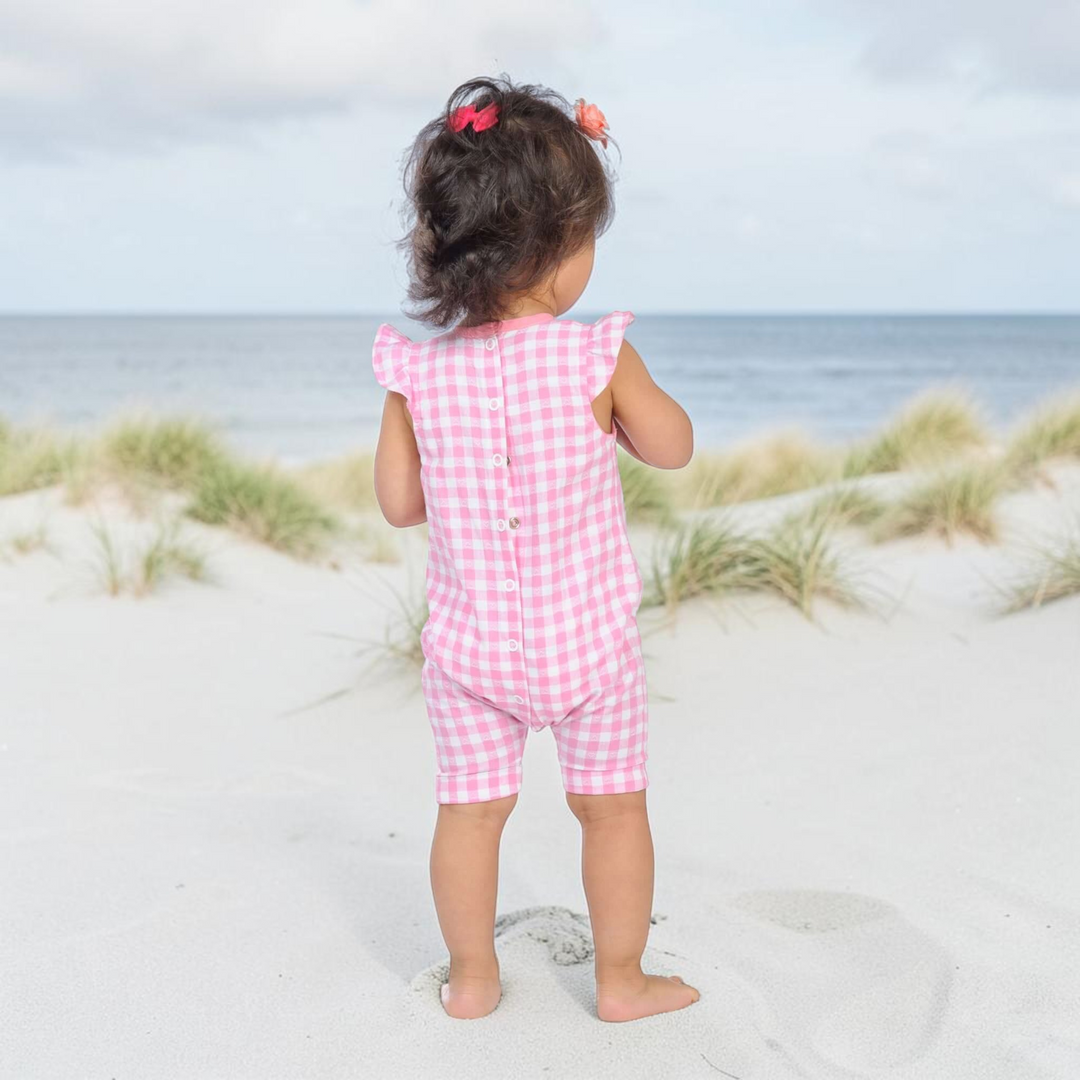 Schnittmuster Baby Overall MIA PDF - Luftiger rosa kariert Baby Overall mit Rüschenaermeln für Sommeroutfits.