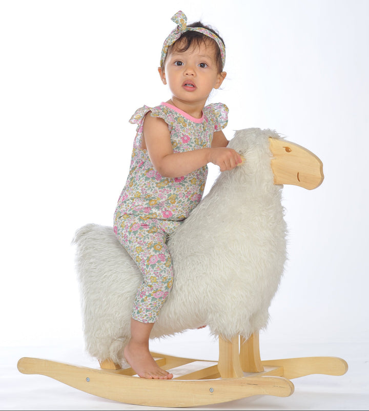 Schnittmuster Mädchenkleid MIA – Baby und Kleinkind Sommer-Jumpsuit, süßes Kind auf einem Schaukel-Schaf