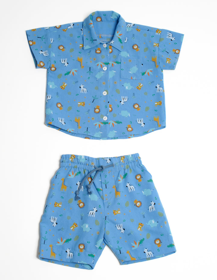 Schnittmuster Baby Hemd & Hose TOM + NOAH PDF Jungen Outfit für Größe 68–122, blaues Hemd und kurze Hose mit Tiermotiven.