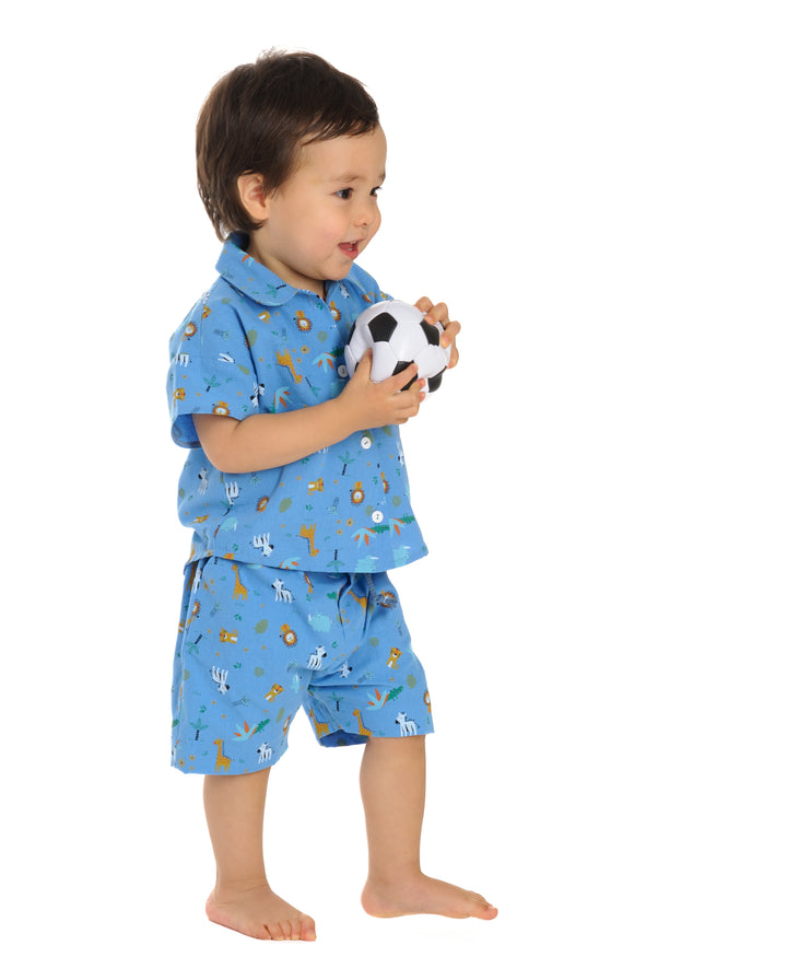 Schnittmuster Baby Hemd & Hose - Junge im blauen Outfit mit Fußball Spielzeug, sympathische Kinderbekleidung.