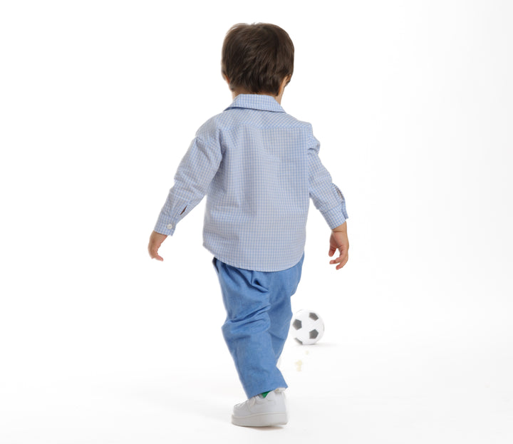 Schnittmuster Baby Hemd & Hose TOM + NOAH PDF Jungen Outfit in Aktion mit einem kleinen Jungen.