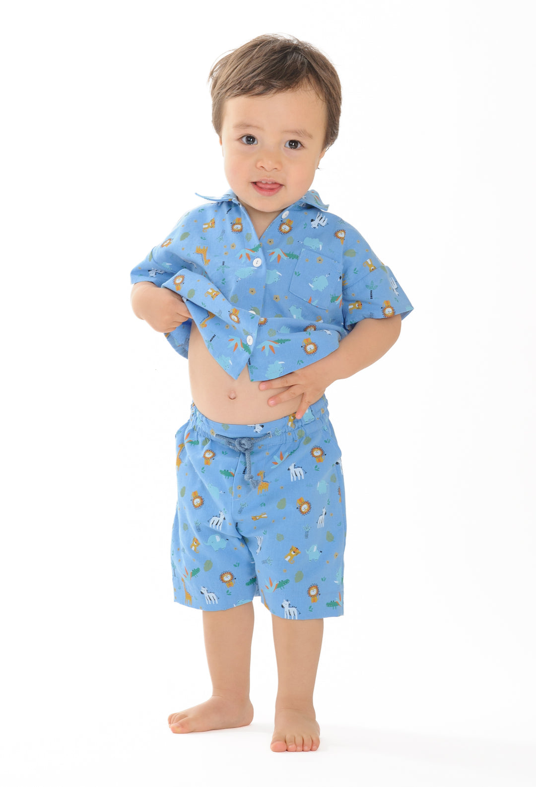 Schnittmuster Hose für Baby und Kinder NOAH - Jungen Größen 68-122, lächelnder Junge im blauen Outfit mit kurzen Hosen.