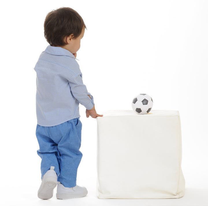 Schnittmuster Hose für Baby und Kinder NOAH - Jungen in blauer Hose mit Fußball.