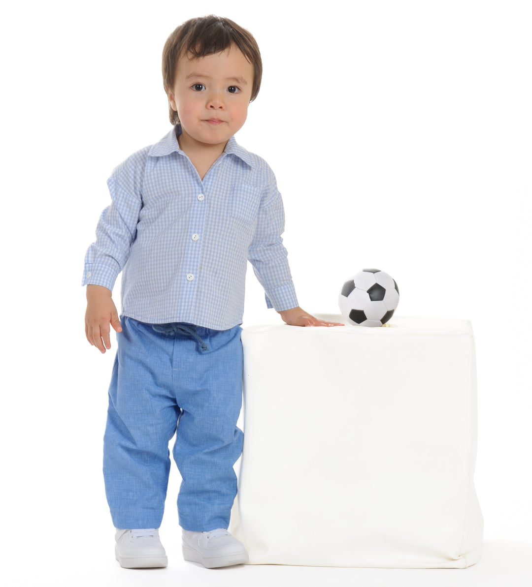 Schnittmuster Hose für Baby und Kinder NOAH - Jungen Größen 68-122, Baby in blauen Hosen und kariertem Hemd mit Fußball