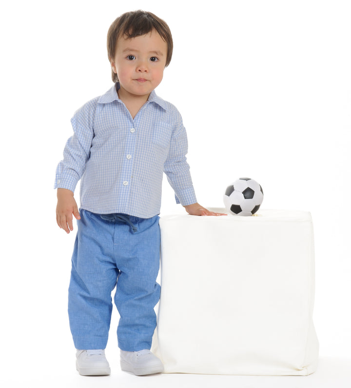 Schnittmuster Hose für Baby und Kinder NOAH - Jungen Größen 68-122, Baby in blauen Hosen und kariertem Hemd mit Fußball