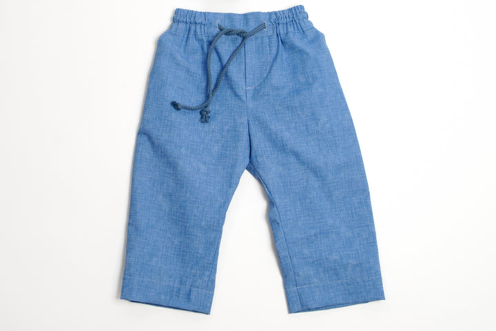 Schnittmuster Hose für Baby und Kinder NOAH in Blau, geeignet für Jungen Größen 68-122, aus leichtem Stoff.