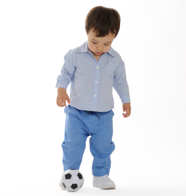 Schnittmuster Hose für Baby und Kinder NOAH - Junge mit einem Fußball, blaues Outfit.