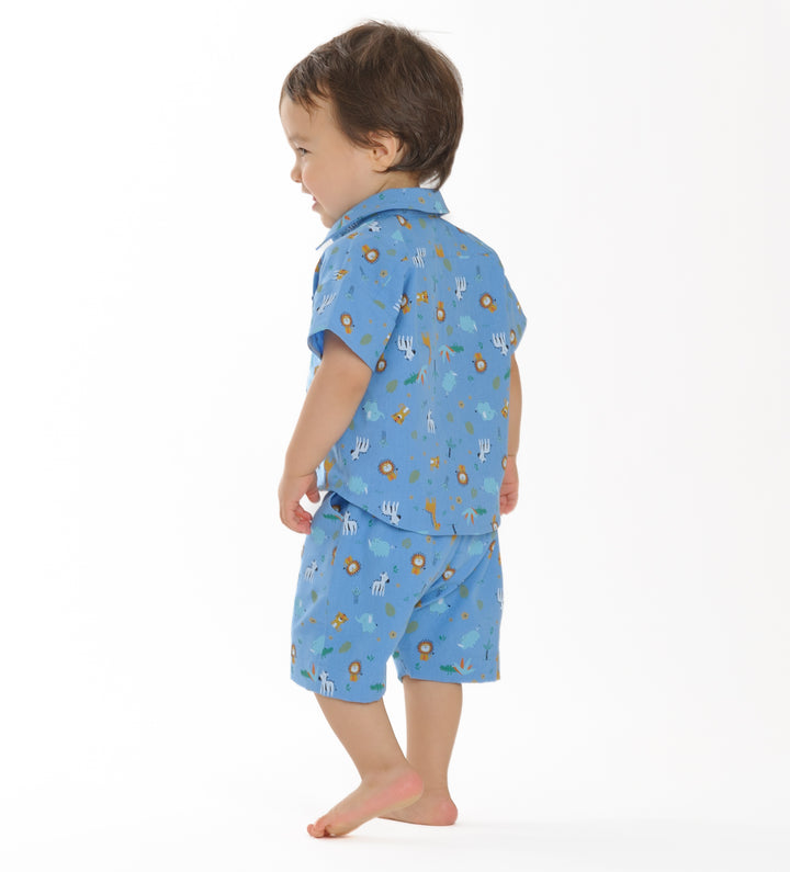 Schnittmuster Hose für Baby und Kinder NOAH - Jungen im blauen Outfit mit Tieren, Größen 68-122