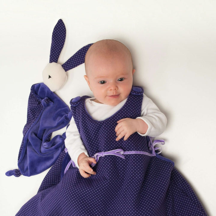 Kuscheltier PDF Schnittmuster TONDINO – Baby Schmusetuch 3-in-1, Baby mit lila Kleid und Schmusetuch in Form eines Hasen.