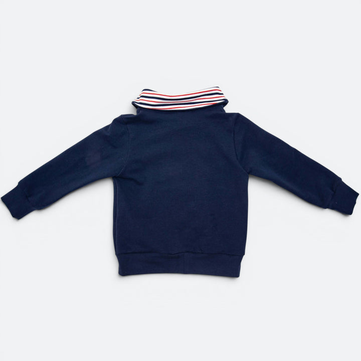 Kinder Hoodie PDF Schnittmuster FLY – 2-in-1 mit Kapuze & Kragen 80/86–140/146, Rückansicht des Hoodies mit gestreiftem Kragen.