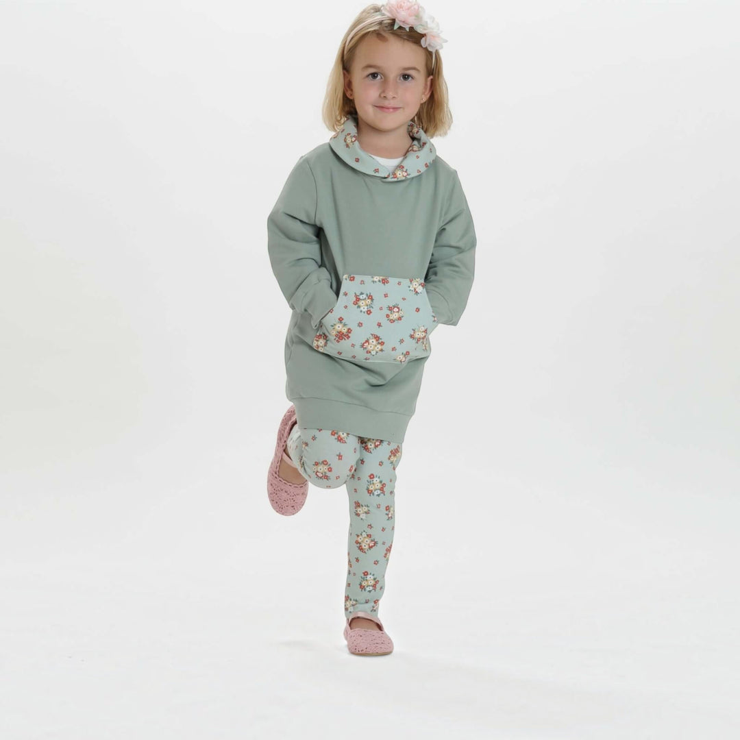 Kinder Hoodie PDF Schnittmuster ARWEN – Tunika mit Kapuze & Kragen 80/86–140/146, Mädchen in Hoodie mit Kängurutasche