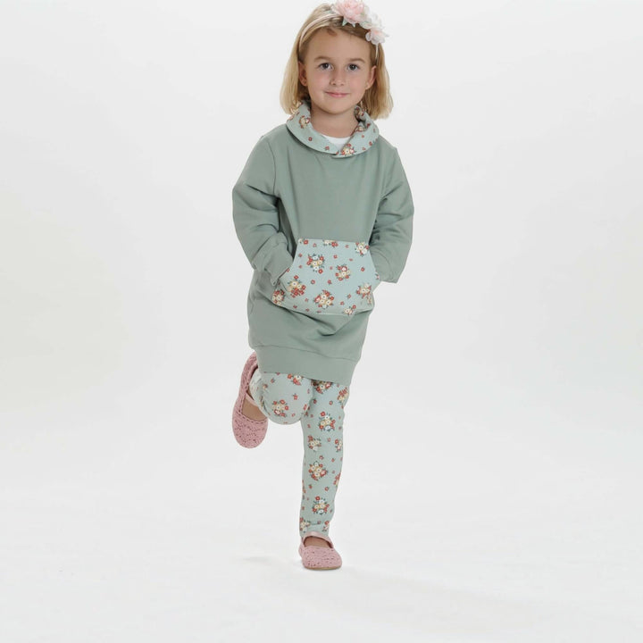 Kinder Hoodie PDF Schnittmuster ARWEN – Tunika mit Kapuze & Kragen 80/86–140/146, Mädchen in Hoodie mit Kängurutasche
