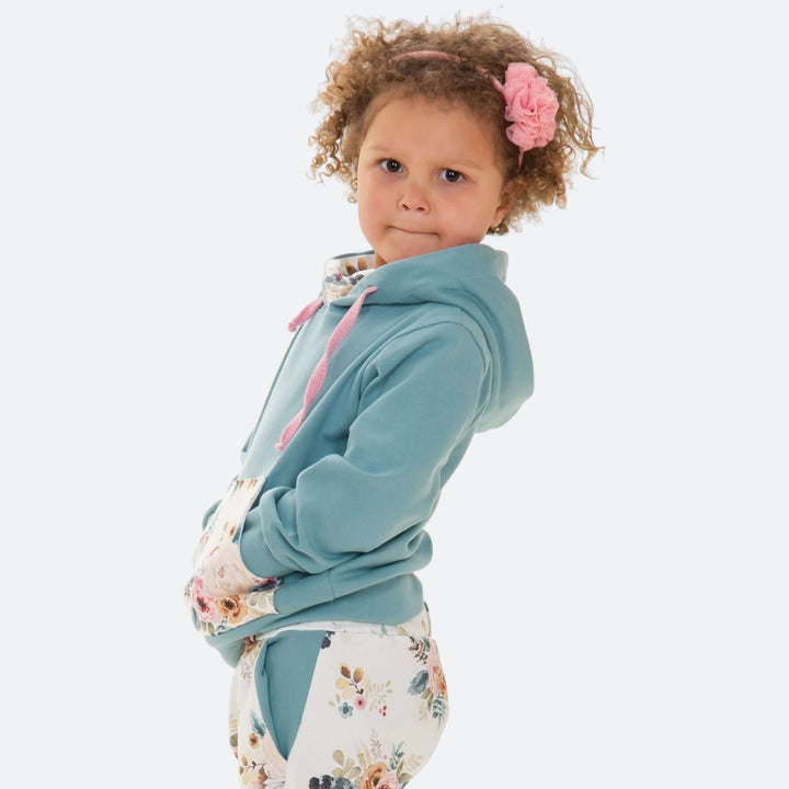 Kinder Hoodie PDF Schnittmuster FLY – 2-in-1 mit Kapuze & Kragen 80/86–140/146, Kind trägt bunten Hoodie und Hose.