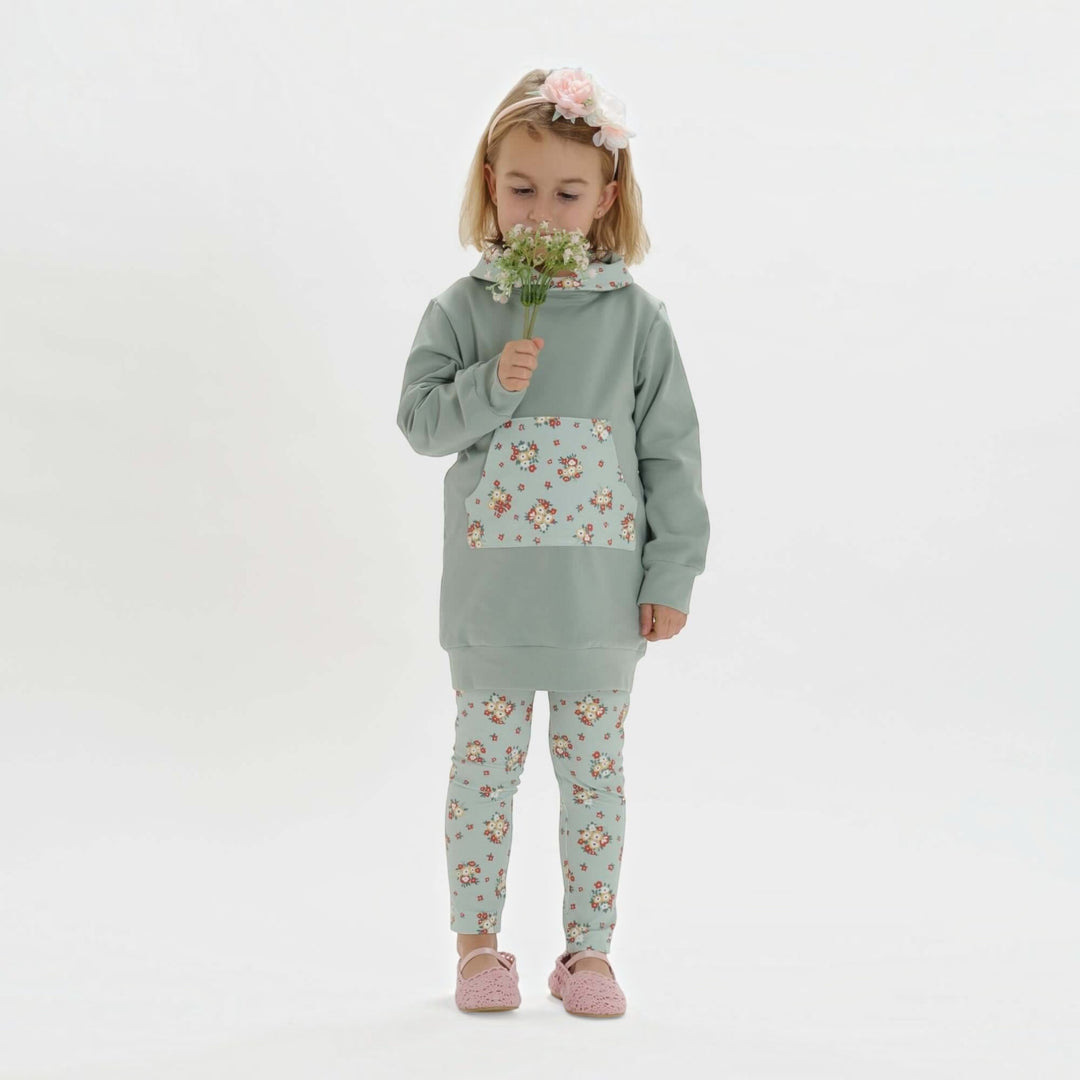 Kinder Hoodie PDF Schnittmuster ARWEN – Tunika mit Kapuze & Kragen 80/86–140/146 modelliert an einem Mädchen.