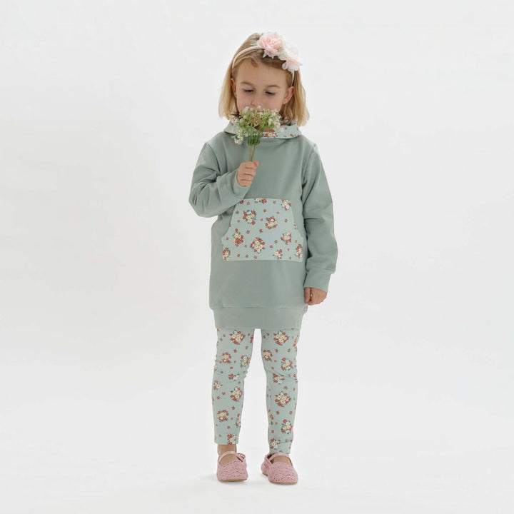 Kinder Hoodie PDF Schnittmuster ARWEN – Tunika mit Kapuze & Kragen 80/86–140/146 modelliert an einem Mädchen.