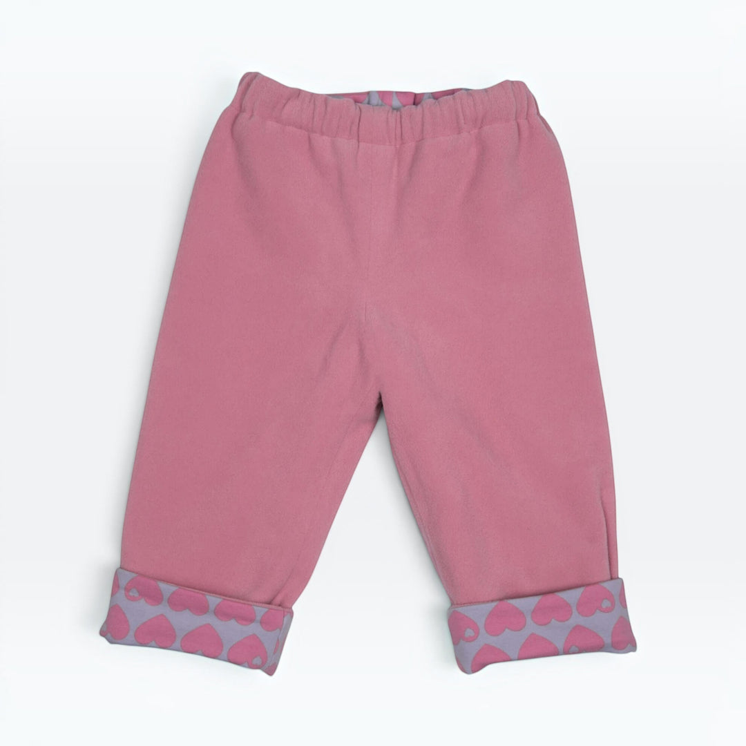 Kinder Wendehose PDF Schnittmuster FIOCCO – gefüttert 74/80–134/140 in pink mit Herzchenmuster und elastischem Bund.
