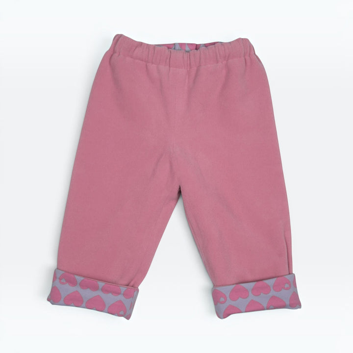 Kinder Wendehose PDF Schnittmuster FIOCCO – gefüttert 74/80–134/140 in pink mit Herzchenmuster und elastischem Bund.