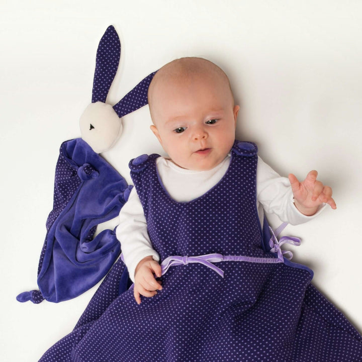 Kuscheltier PDF Schnittmuster TONDINO – Baby Schmusetuch 3-in-1 mit Baby in lila Kleid und Schmusetuch.