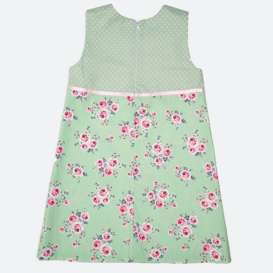 Mädchenkleid PDF Schnittmuster GEMMA – A-Linie mit Reißverschluss 92/98–152/158, ärmelloses Kleid mit Blumenmuster.