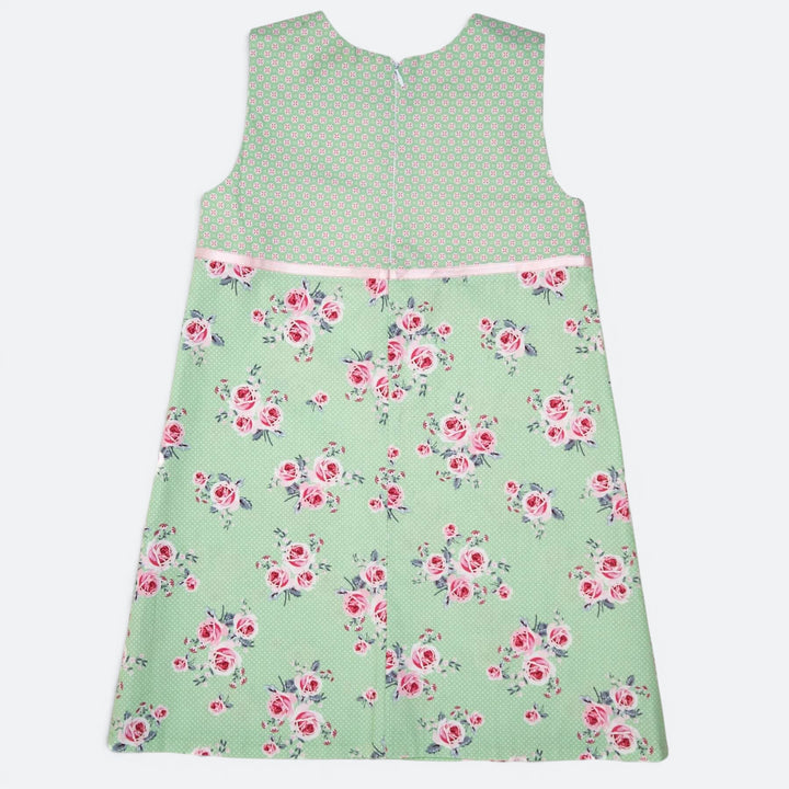 Mädchenkleid PDF Schnittmuster GEMMA – A-Linie mit Reißverschluss 92/98–152/158, ärmelloses Kleid mit Blumenmuster.